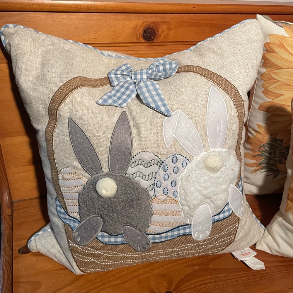 NWT CUPCAKES AND CASHMERE pillow bunny butts tails Easter basket 20x20" gingham